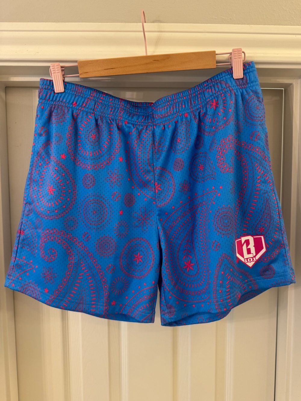 NWT Baseball Lifestyle 101 Paisley Shorts
Color: Blue/Pink
Size: Medium